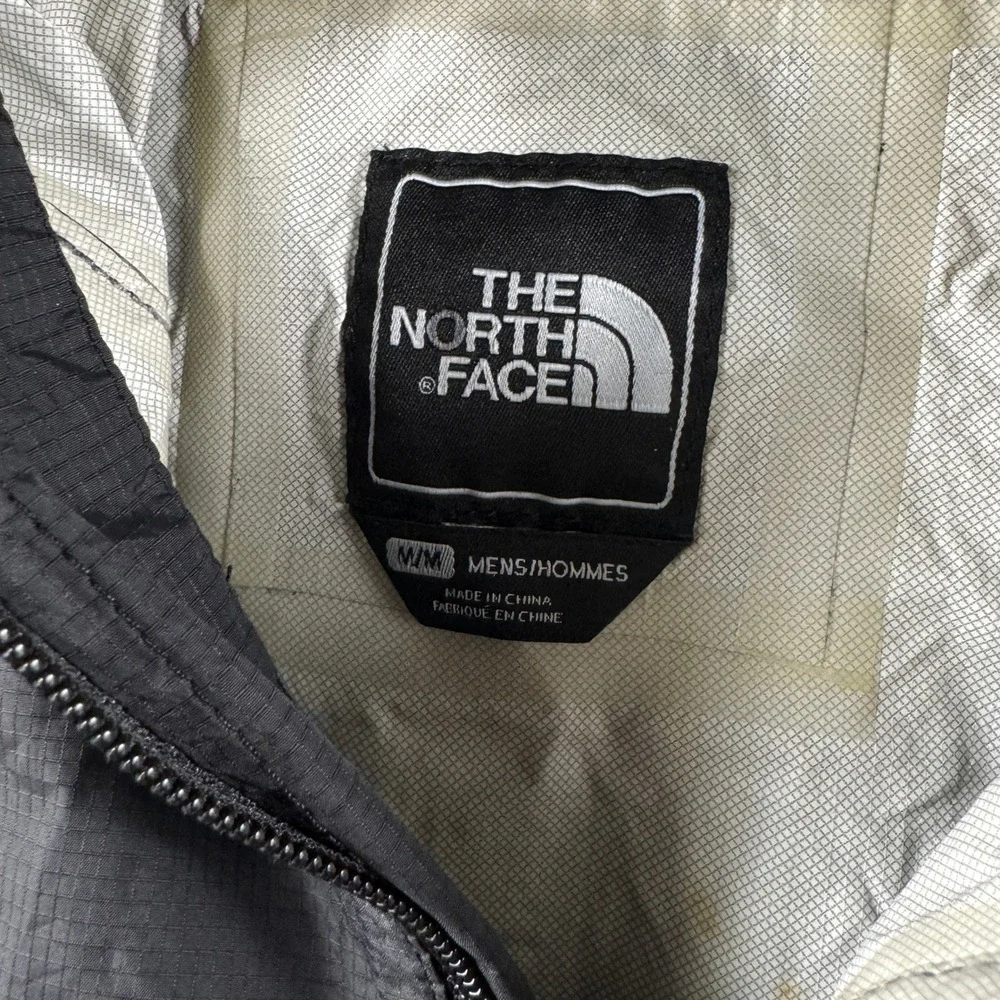 The North Face HyVent 2.5L Rain Jacket Men M Black Hooded Waterproof Windbreaker